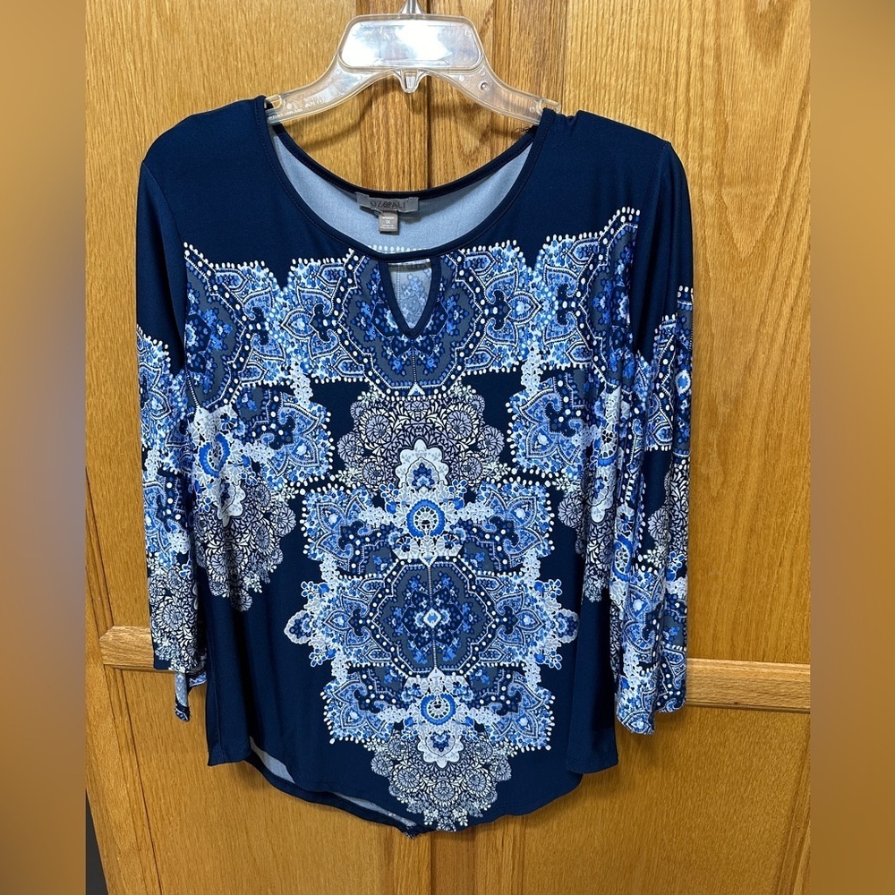 Woman’s blouse - Picture 3 of 7